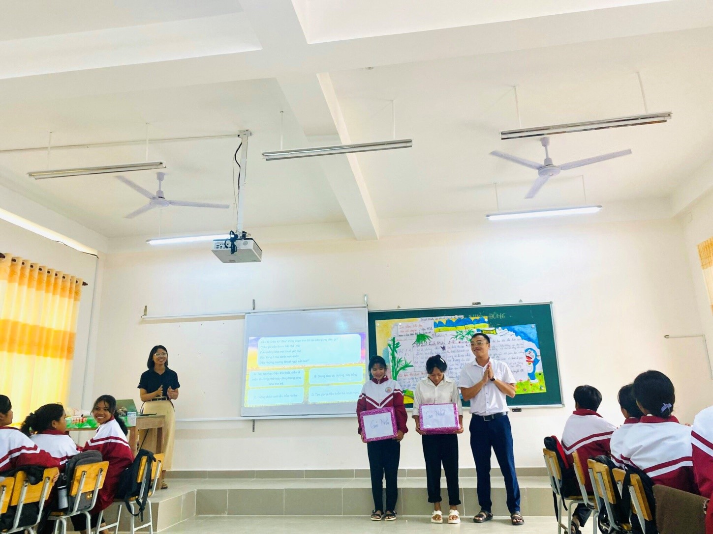 Một tiết chuyên đề cấp trường của Ban nữ công do cô Cil K’ Thang thực hiện và có sự tham dự động viên của Thầy Bùi Công Huân – P.Hiệu trưởng nhà trường.