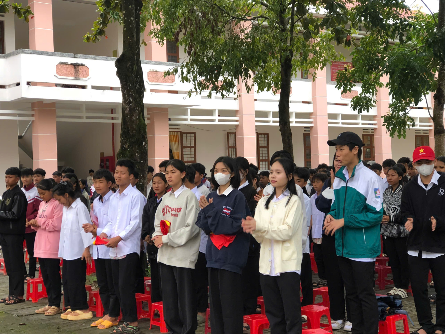 Trường THPT Đạ Tông chào đón học sinh trong ngày tựu trường.
