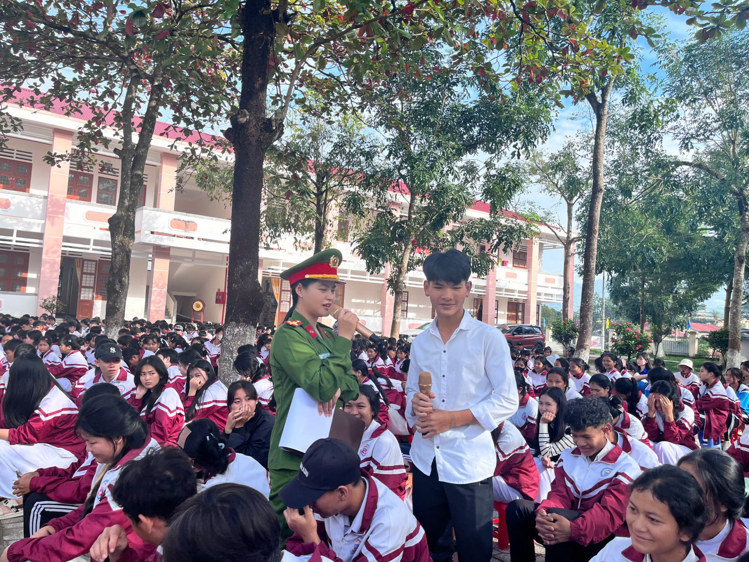 Ngoại khóa chủ đề: “Bắt cóc online – An toàn trên không gian mạng”; Quyên góp ủng hộ vùng lũ lụt