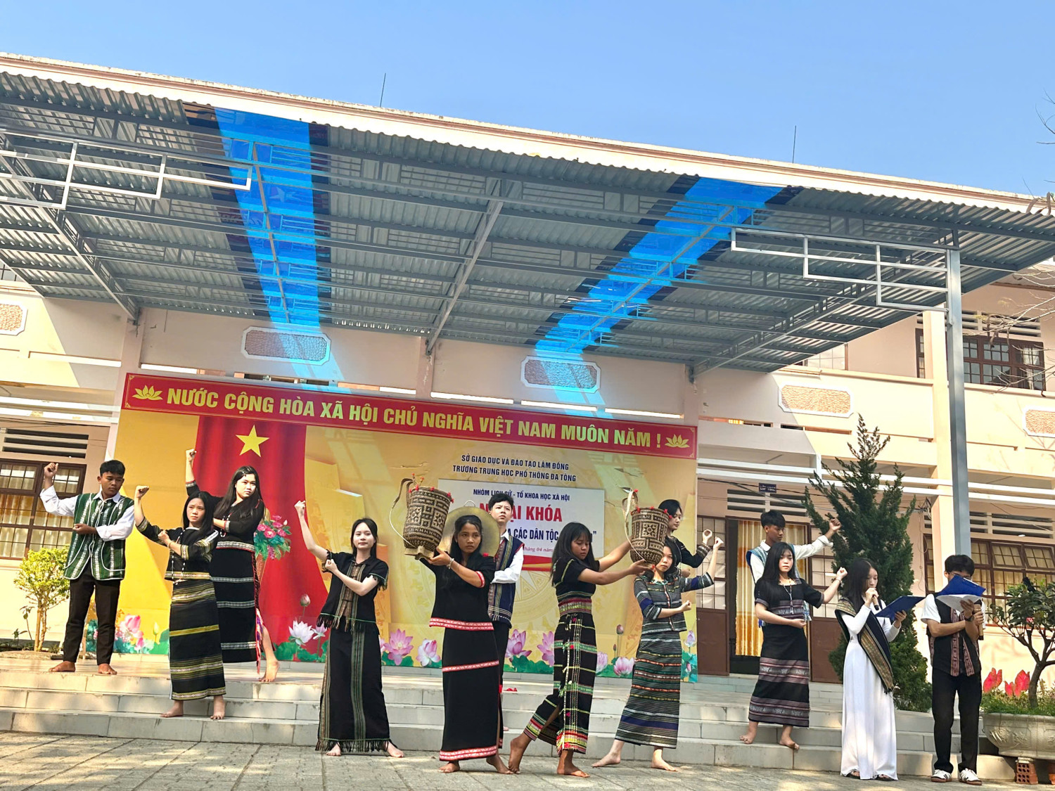 Trường THPT Đạ Tông rực rỡ sắc màu trong “Ngày hội Văn hóa các dân tộc Việt Nam”